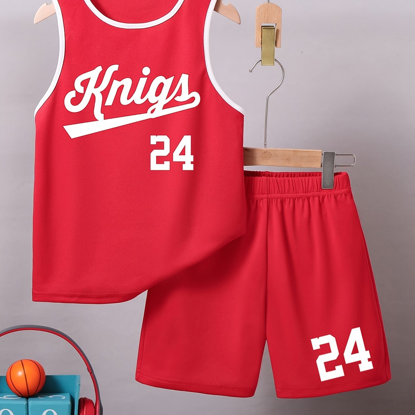 Two-piece boys basketball jersey set with KING print, sleeveless vest, and shorts for training and competition, featuring quick-drying tank tops and shorts.