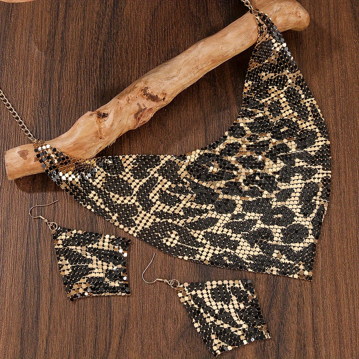 Add a touch of luxury with our Leopard Print Scarf-Style Choker Necklace and Earring Set. Crafted from 14K gold plated zinc alloy, this 3-piece set is perfect for adding a sexy and fashionable touch to any outfit. Suitable for both daily wear and parties.