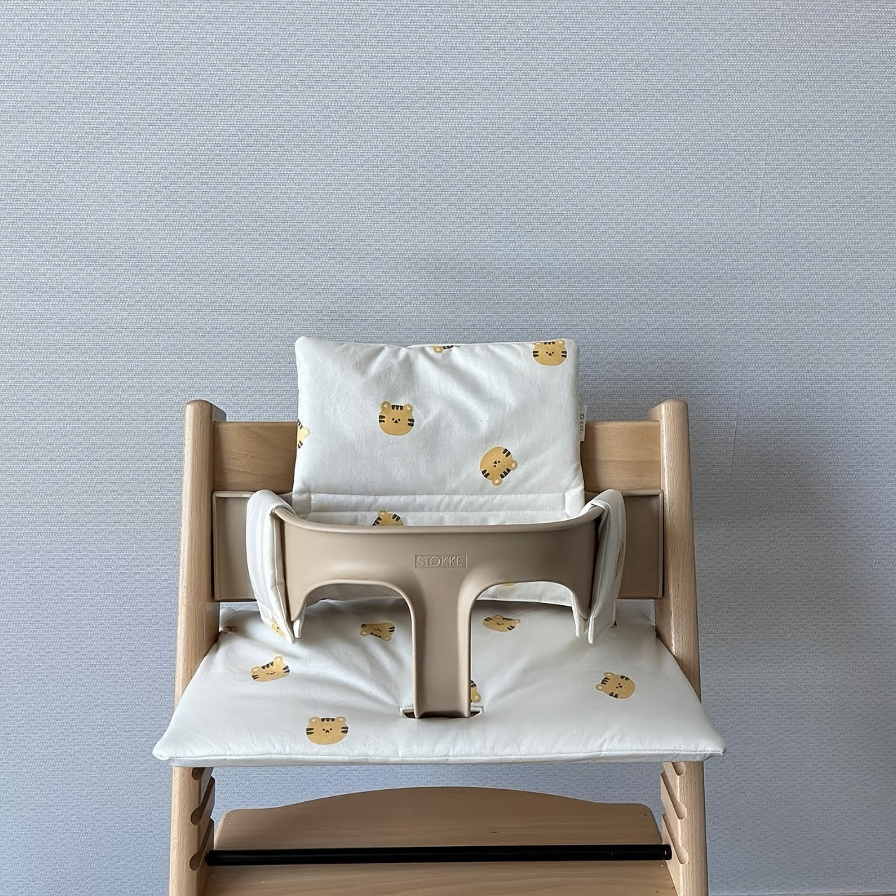 Ensure your baby's safety and comfort with these non-slip autumn and winter baby dining chair cushions, perfect for Halloween, Thanksgiving, and Christmas gifts.