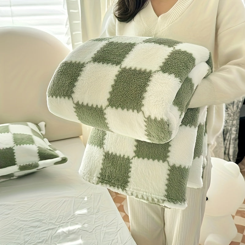 Cozy up with our 1pc Plush Checkered Flannel Blanket featuring soft Panda Velvet Polyester Fiber. Stay warm and comfortable in traditional style with this machine washable blanket - perfect for men, women, and pets. Makes the ideal Christmas gift!