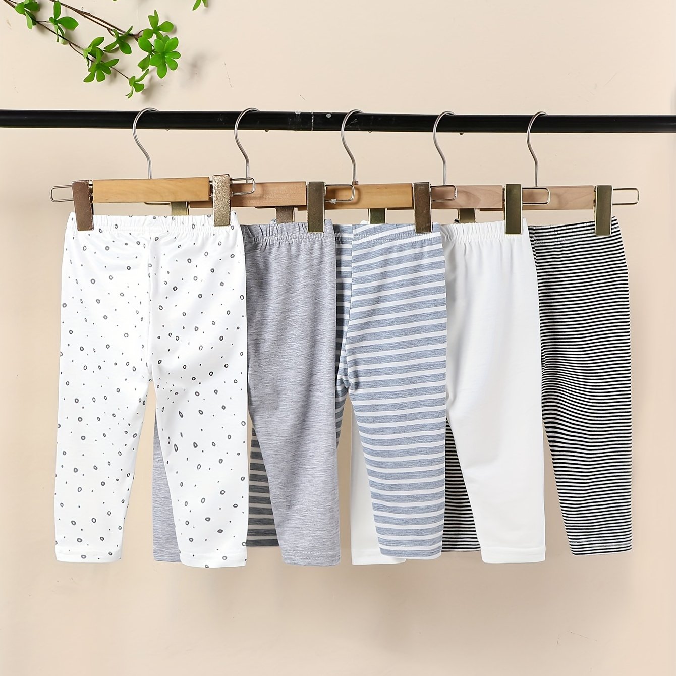 Boys' 5-pack knit pants. Soft stretch polyester with elastane. Casual fit in striped and polka dot patterns for spring/fall. Outdoor essentials.