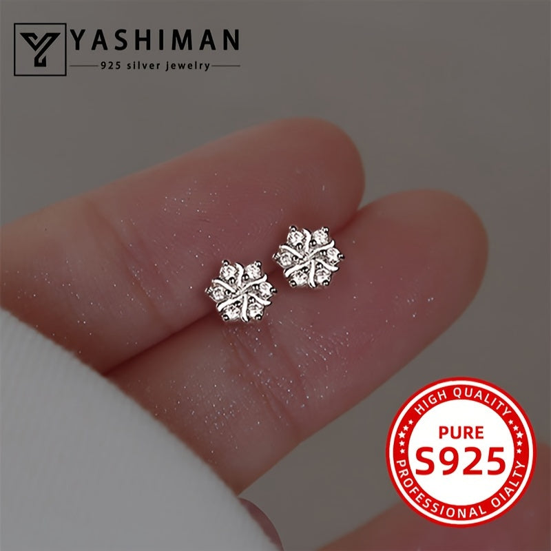 Elegant and versatile, these snowflake stud earrings are made from 925 sterling silver. The perfect adornment for any occasion, these earrings weigh 1.5g and are a beautiful accessory for women's ear holes.