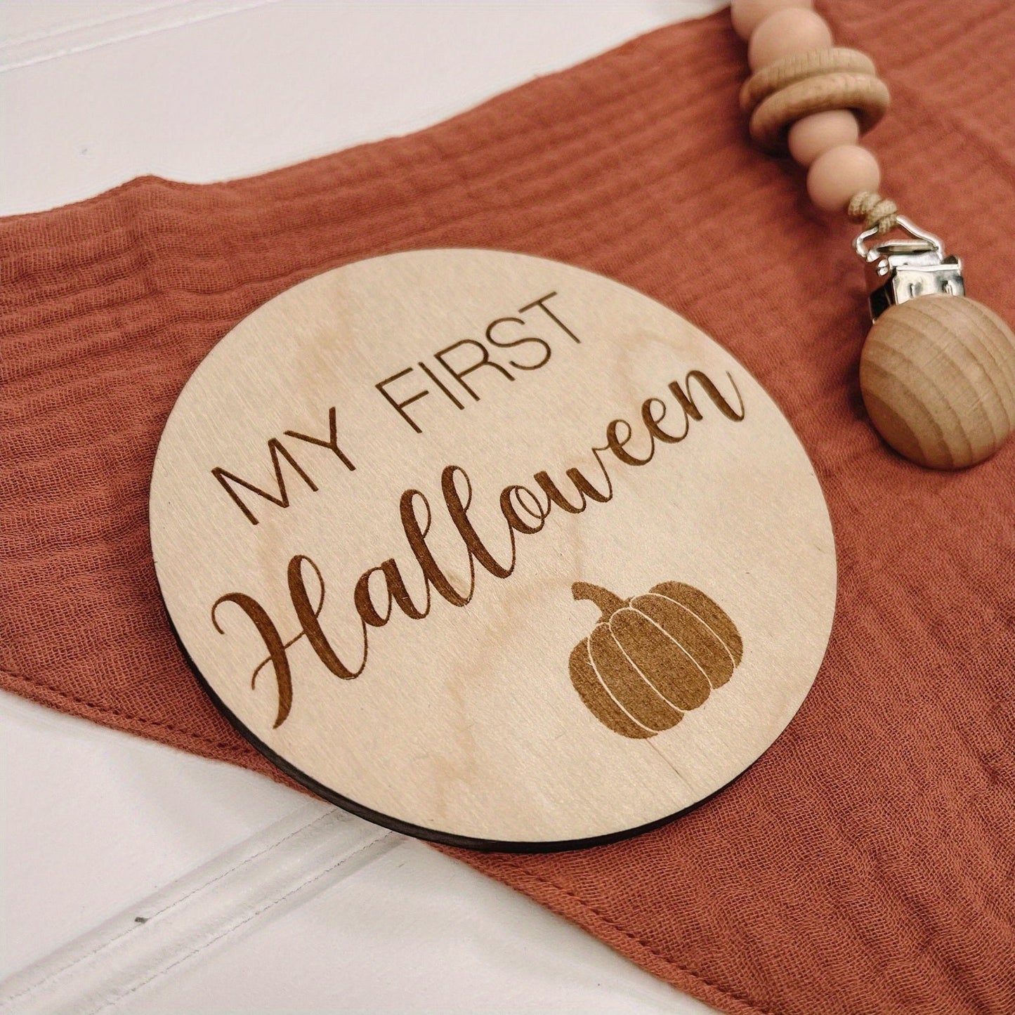 Capture your baby's growth with 10 wooden monthly milestone cards, complete with a light wooden photo disc for Halloween, Thanksgiving, and Christmas gifts.