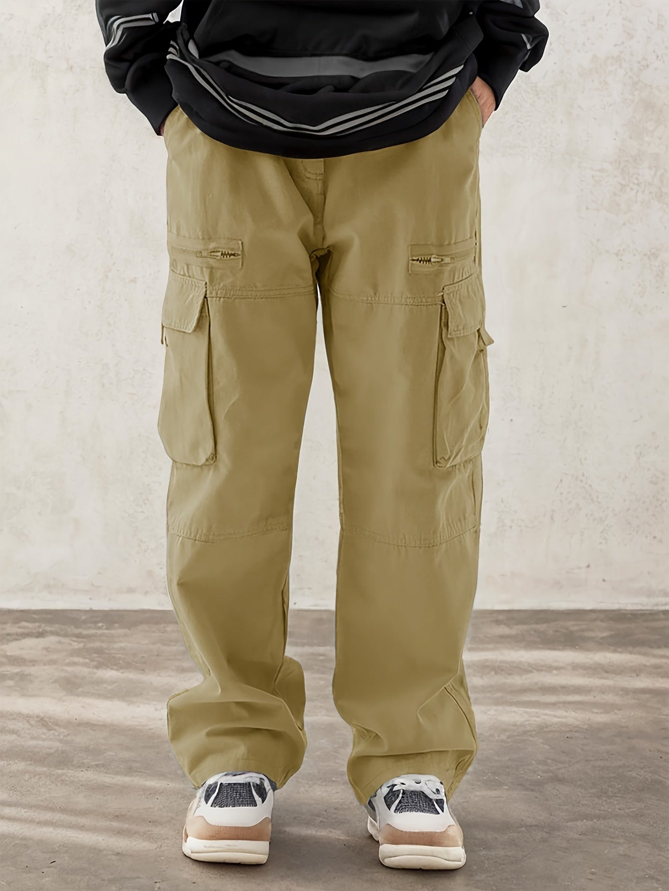 Casual drawstring pants for men with flap pockets - perfect for hiking and streetwear.