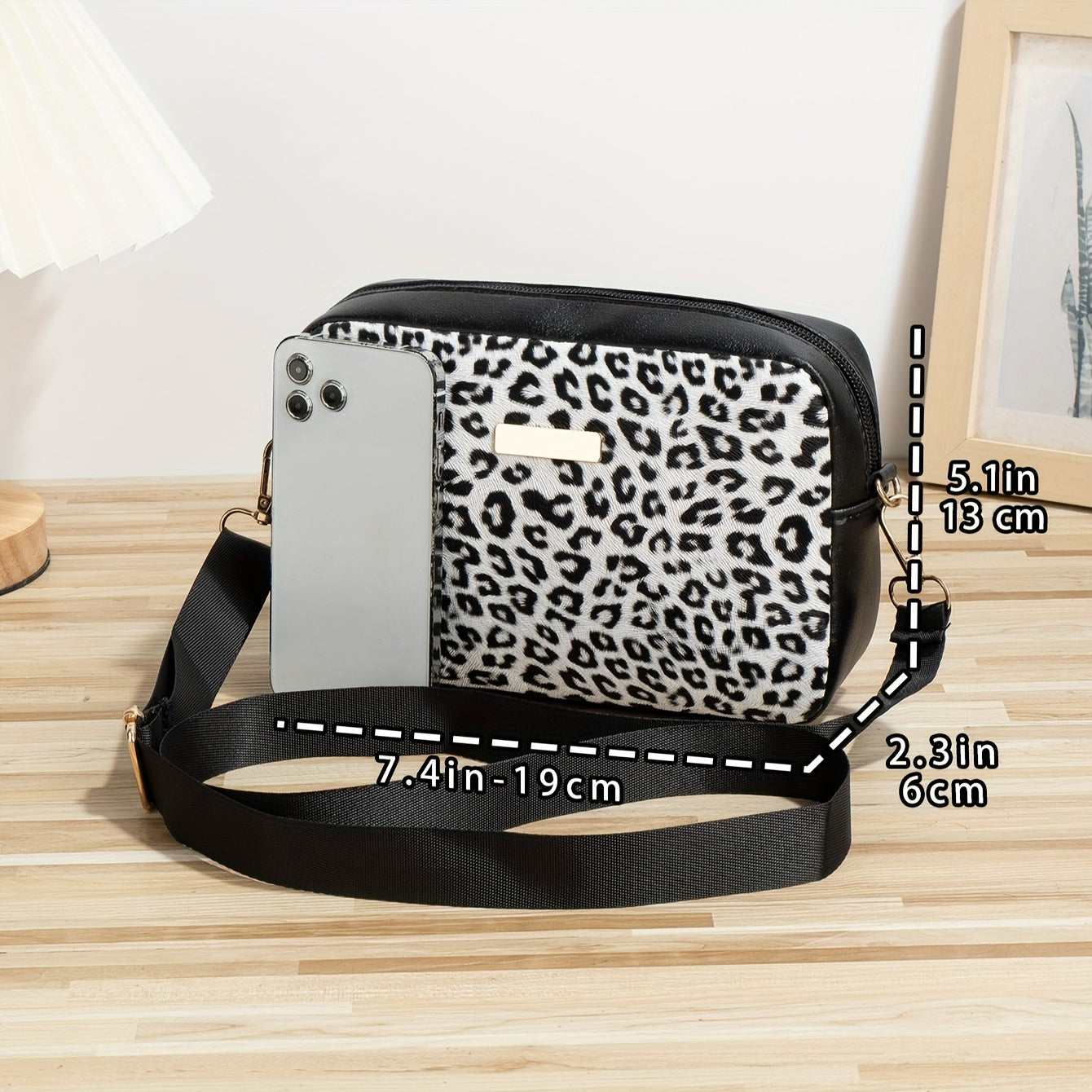 During back-to-school season in the Guangzhou production area, fashionable women's small square bags in European and American leopard print style are available. These versatile shoulder