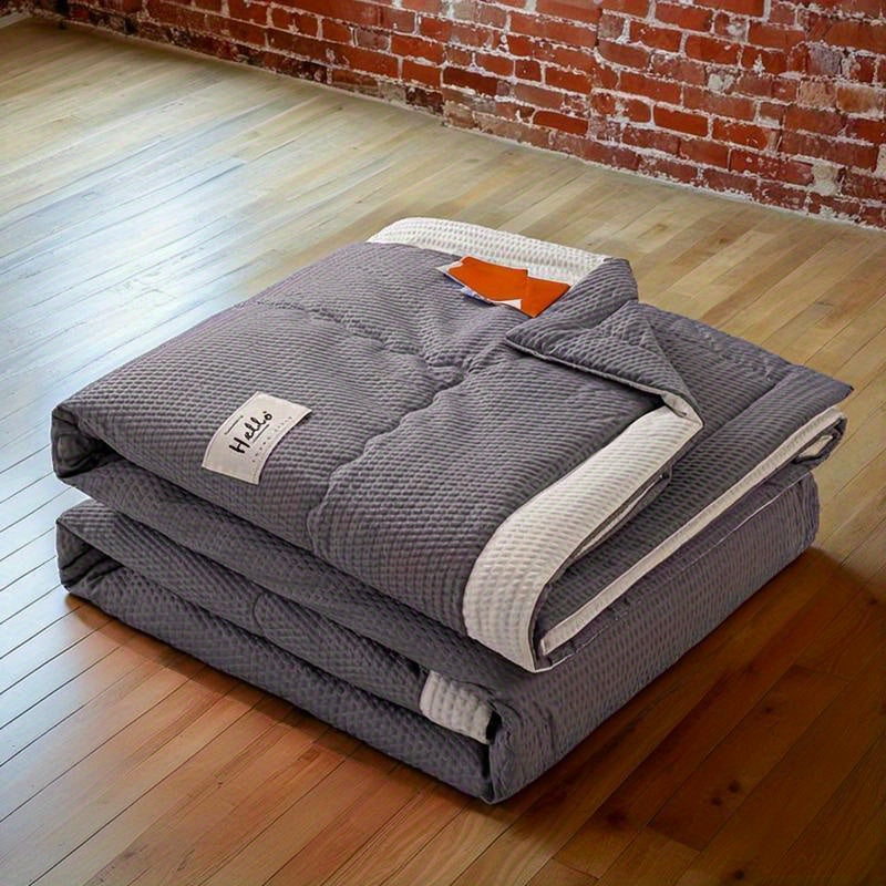 Ultra-soft lightweight summer quilt with cooling bean paste design for bedroom and guest room comfort, machine washable.