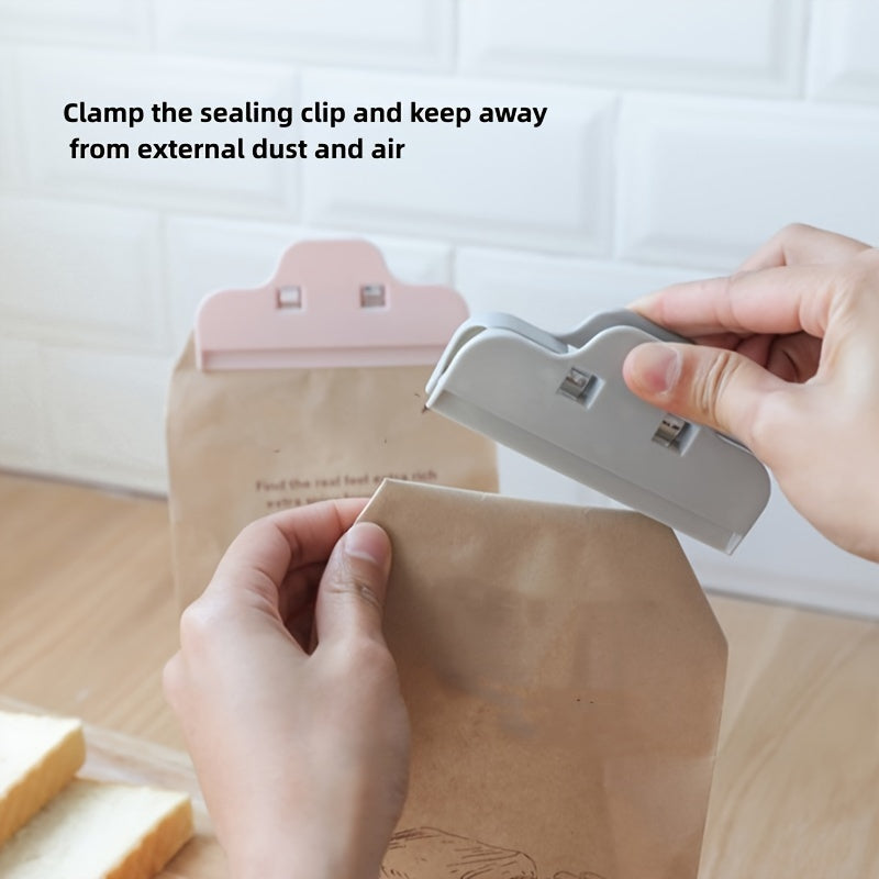 3 pieces or 5 pieces of sealing clips for the kitchen, designed specifically for sealing snacks and food bags. These strong plastic clips provide a tight seal to keep your food fresh and protected from moisture. The set includes both regular-sized and