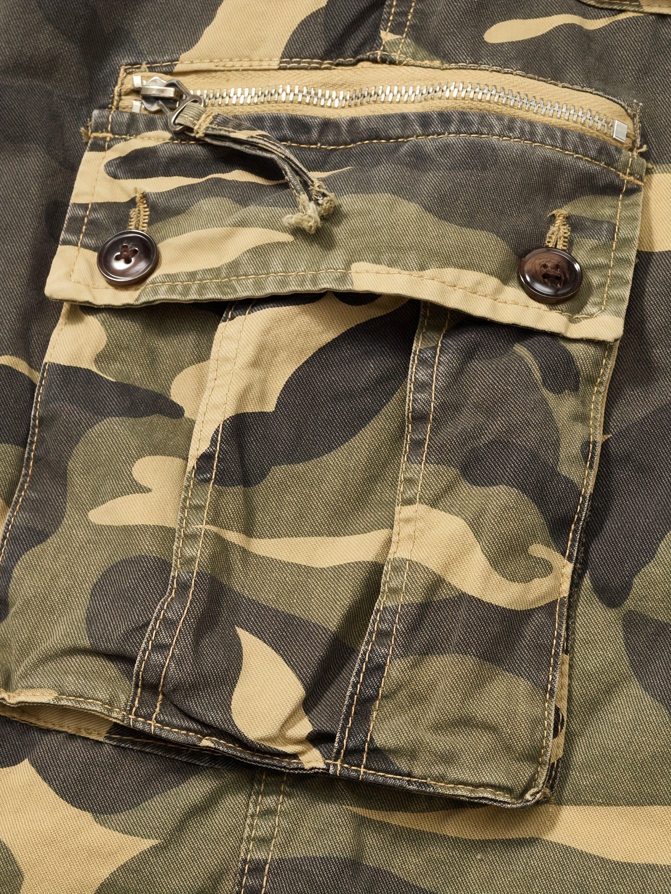 Men's trendy camouflage cargo pants in cotton with a multi-pocket utility design, non-stretch fabric for fall, and plus size options. Ideal for casual streetwear with a smooth texture.