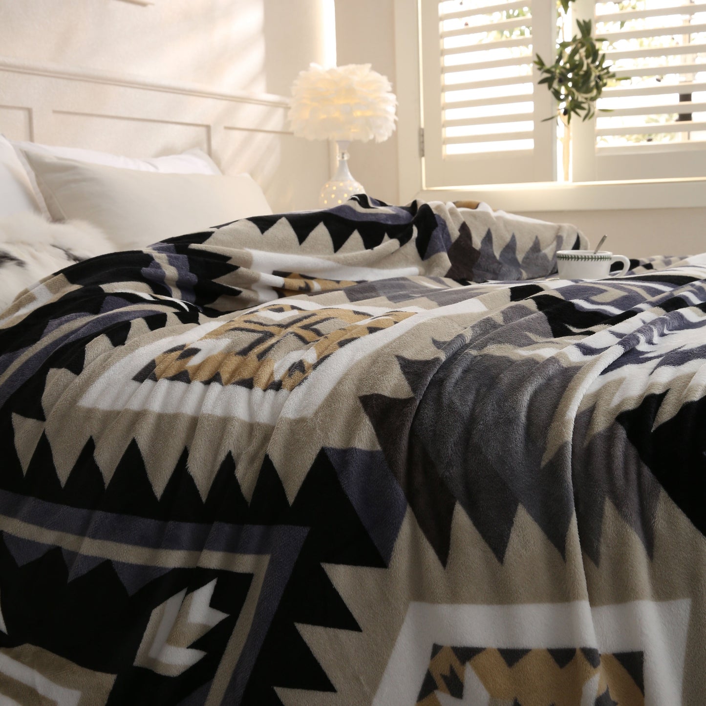 Southwest Native American Flannel Polyester Throw with Double-Sided Aztec Geometry Pattern Travel Couch Bed Blanket that is Plush, Soft, Lightweight, and Suitable for All Seasons