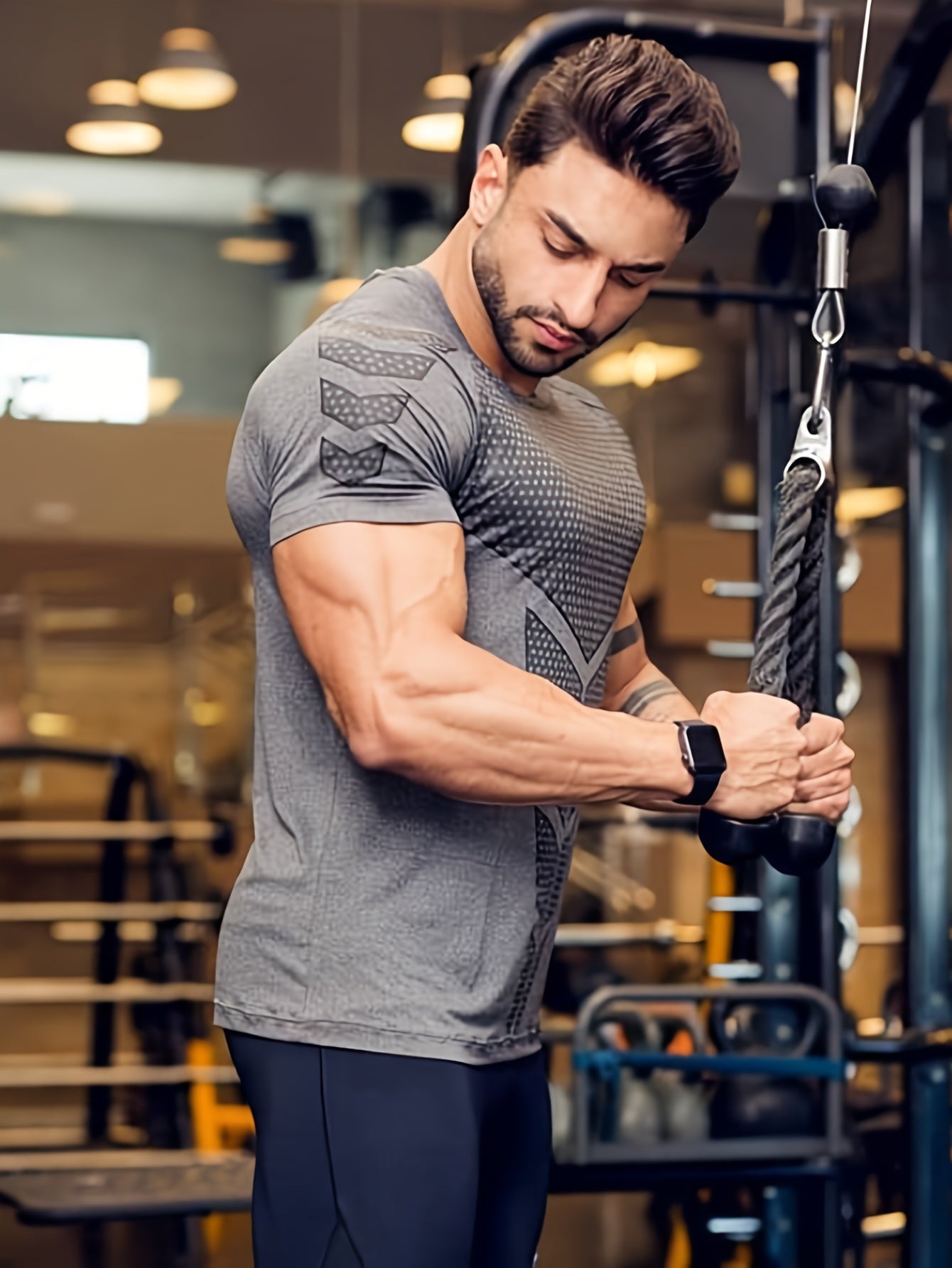 Men's athletic compression t-shirt with arrow print, made of breathable polyester fabric. Ideal for gym and fitness lovers.