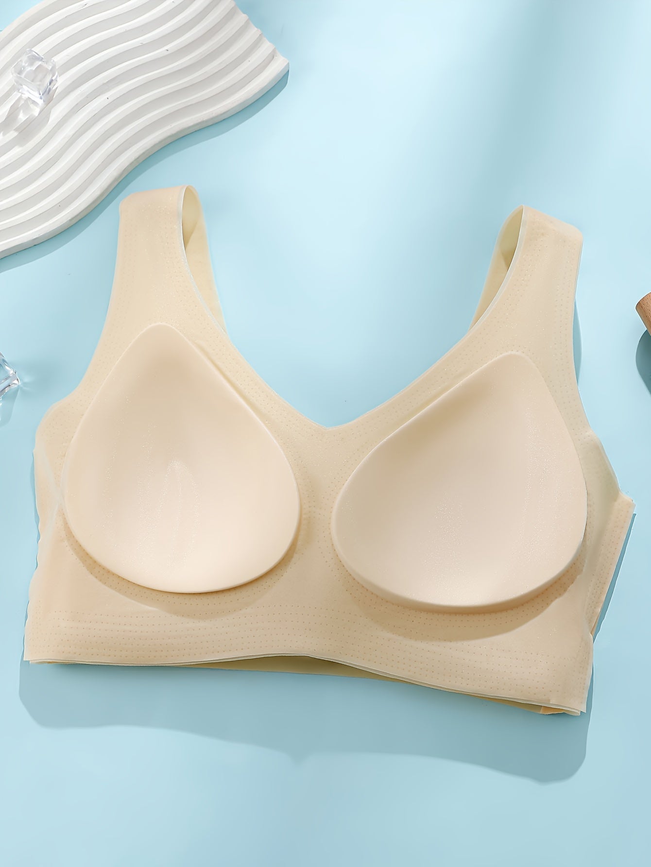 Ultra-thin, seamless sports bra for summer with breathable padding for a cool, comfortable feel.