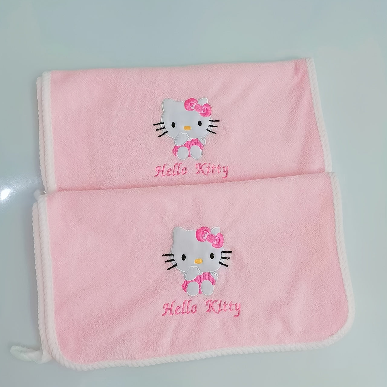 Sanrio Hello Kitty bath towel set for girls is absorbent, quick-drying, and perfect for student dormitories. Made of coral fleece, this set is designed by Sanrio.