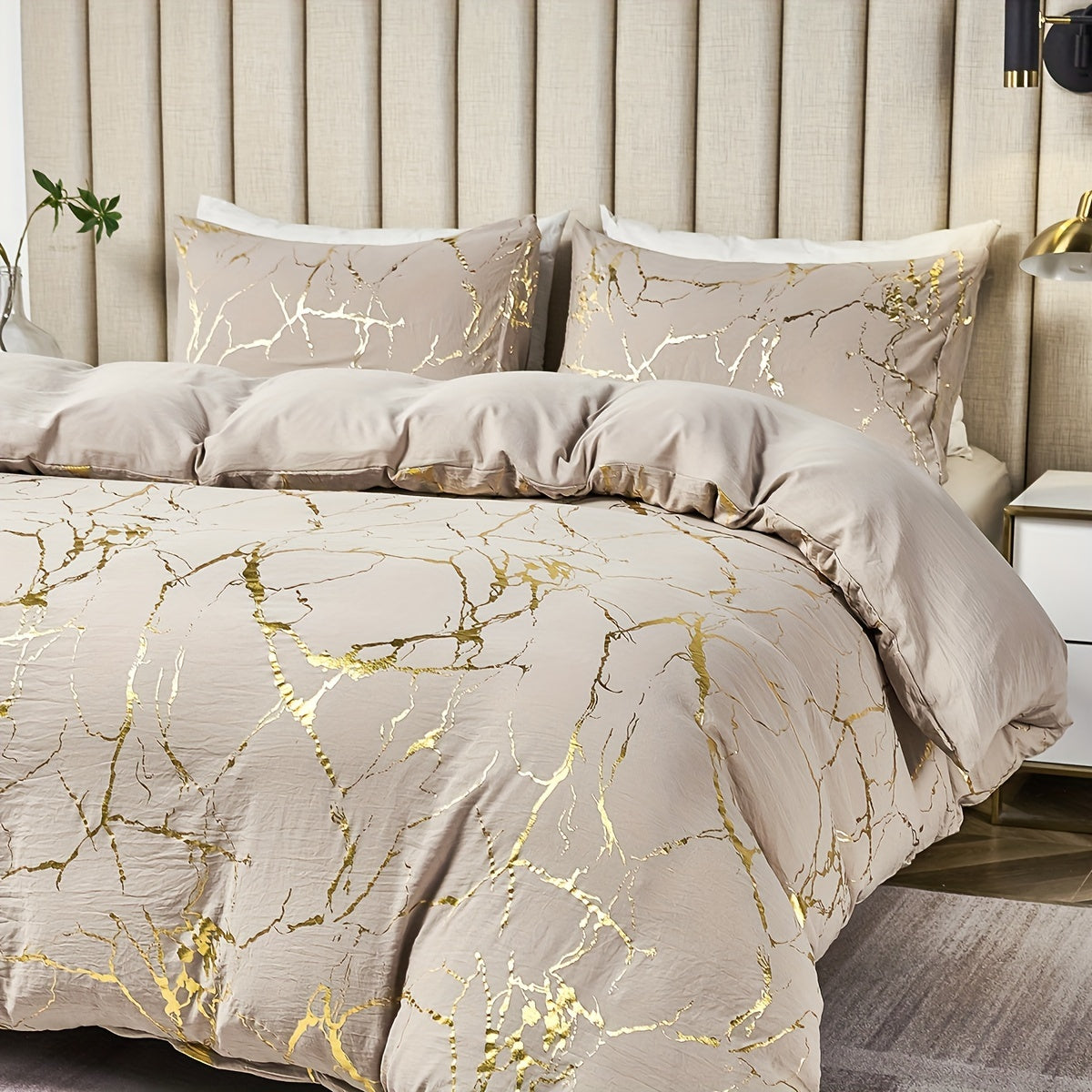 This American country style bedding set includes a duvet cover and 2 pillowcases featuring polyester marble with golden foil accents. It is available in Queen (228.6cm x 228.6cm) and King (259.08cm x 228.6cm) sizes.