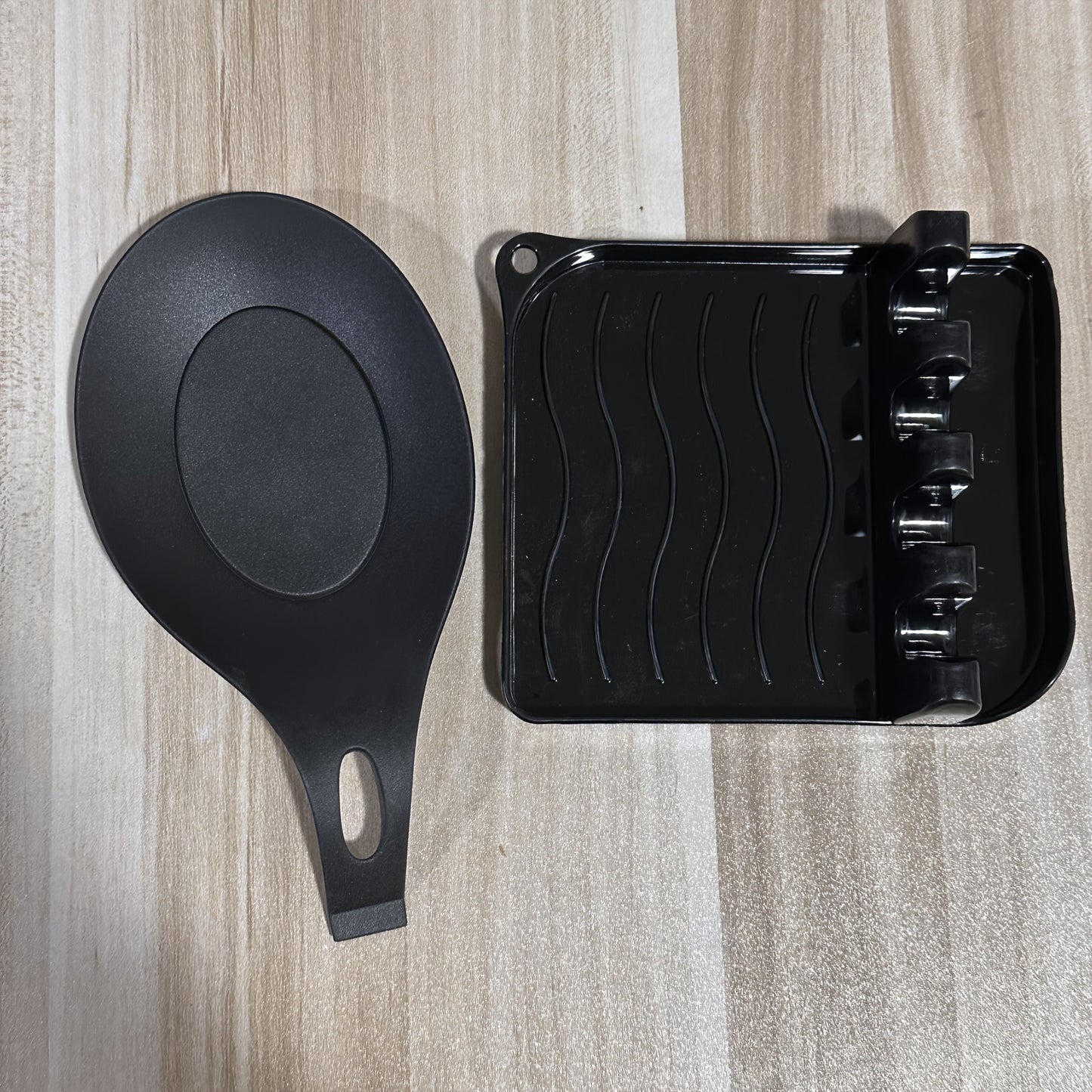 Kitchen Organizer Set includes a sturdy plastic spatula and utensil holder. Easily wall-mounted without the need for drilling, this space-saving design provides convenient storage for your kitchen essentials.