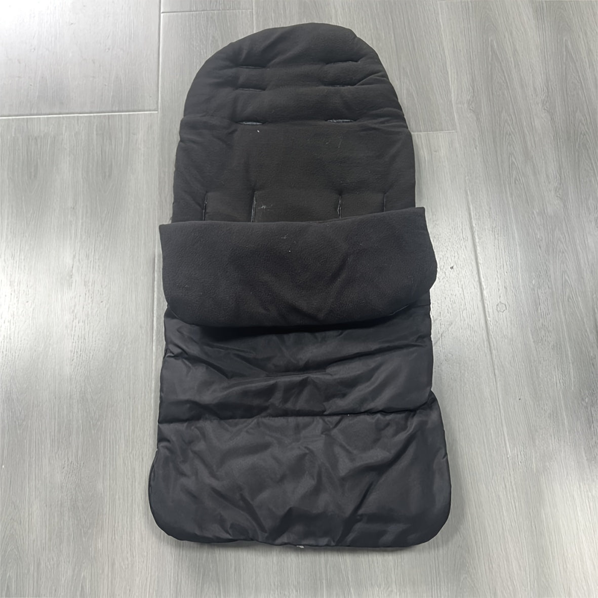 Foot cover for babies to keep them warm and protected from the wind in autumn and winter, also suitable for use on baby umbrella strollers. Features a thick, cushioned design that is universal and perfect for children. Makes a great gift for Christmas