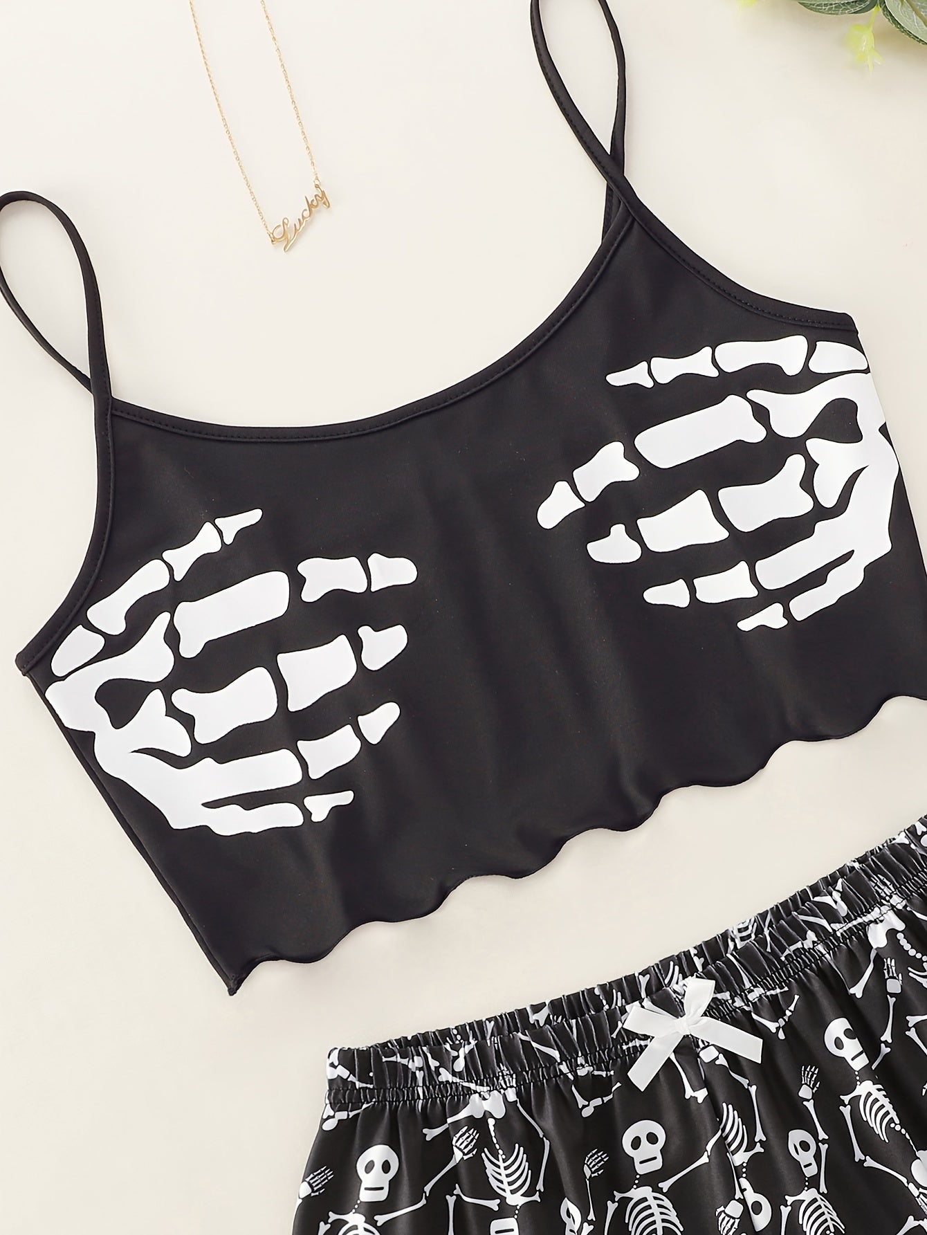 Skull palm print garter top va mos keluvchi skull print shortlar bilan pijama to'plami.