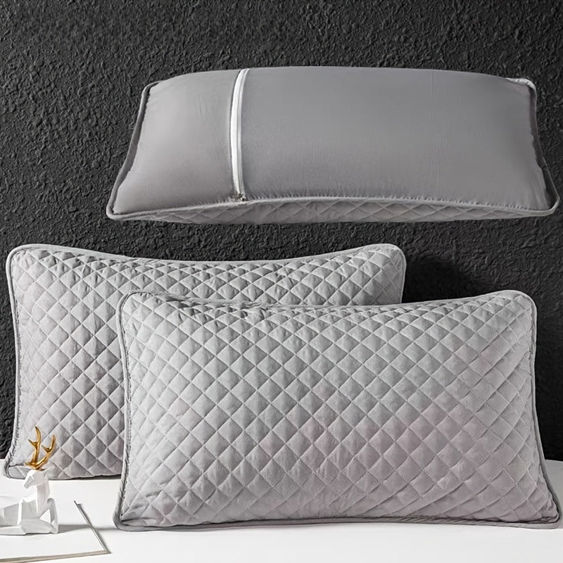 Protective pillowcase made of quilted microfiber with a 100% polyester liner. Features an envelope closure and is machine washable. Resistant to oil and stains, woven from high-quality fabric with a weight of 300-350 gsm. Solid color design.