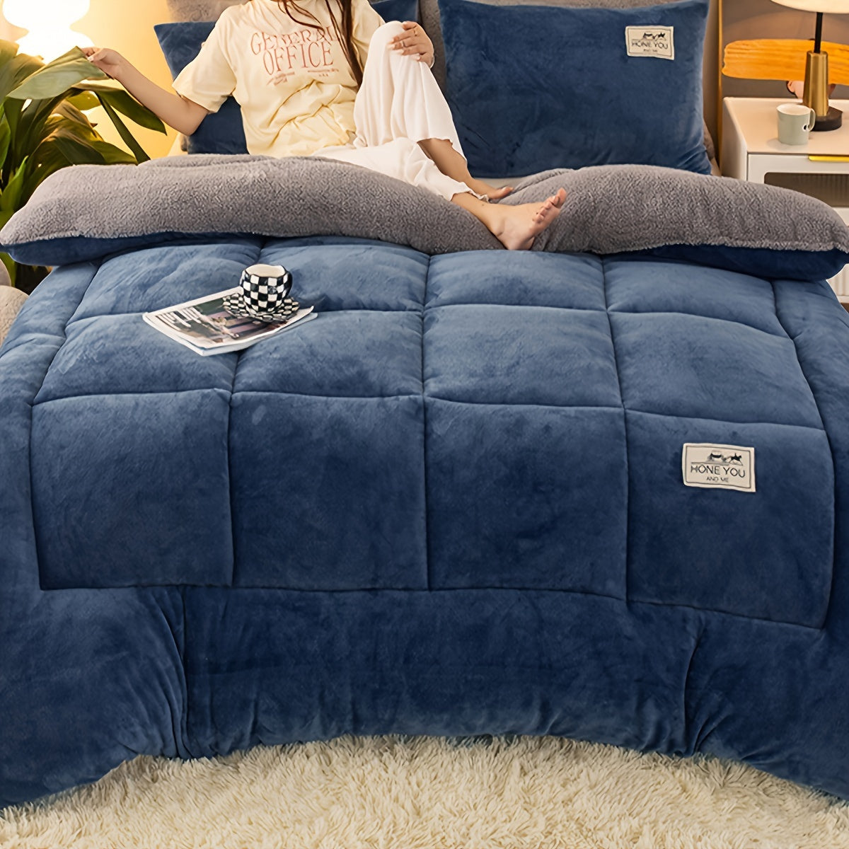 Velvet Sherpa Comforter Insert - An All Season Quilted Comforter with Ultra Soft Breathable Fabric, Machine Washable for a Cozy Bedroom Experience during Autumn and Winter.