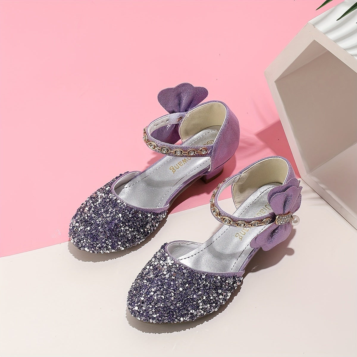 Children's crystal sandals with a princess design for girls in spring and summer.