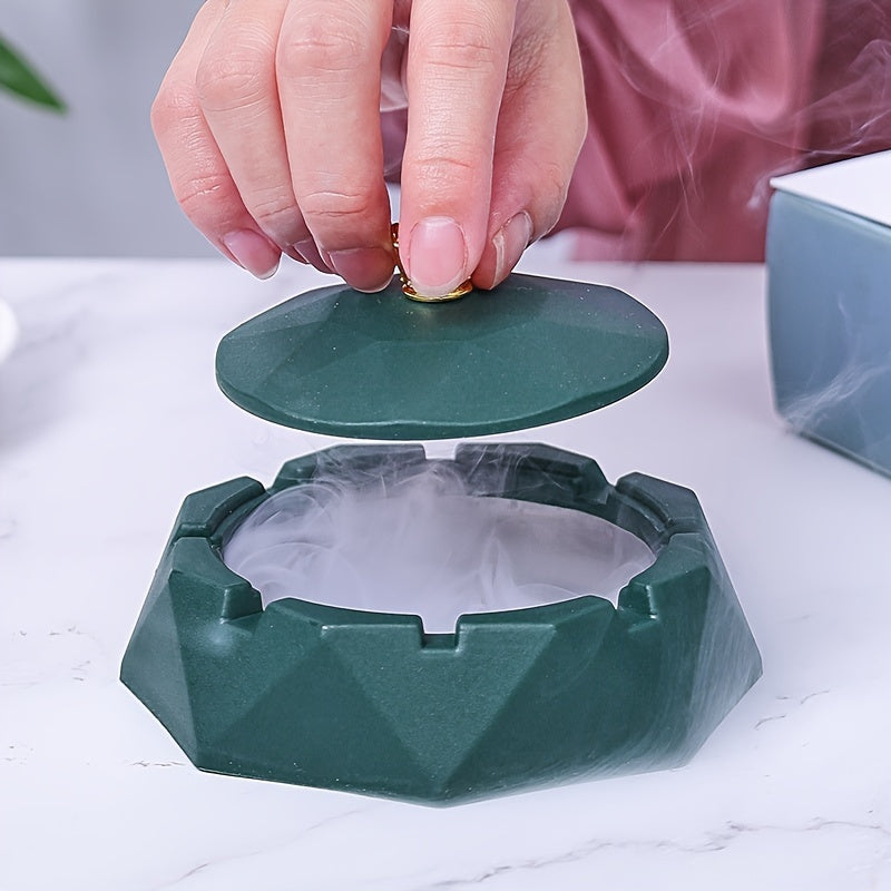 Ashtray with lid for anti-fall, suitable for household, large plastic design, ideal for hotels and living rooms.