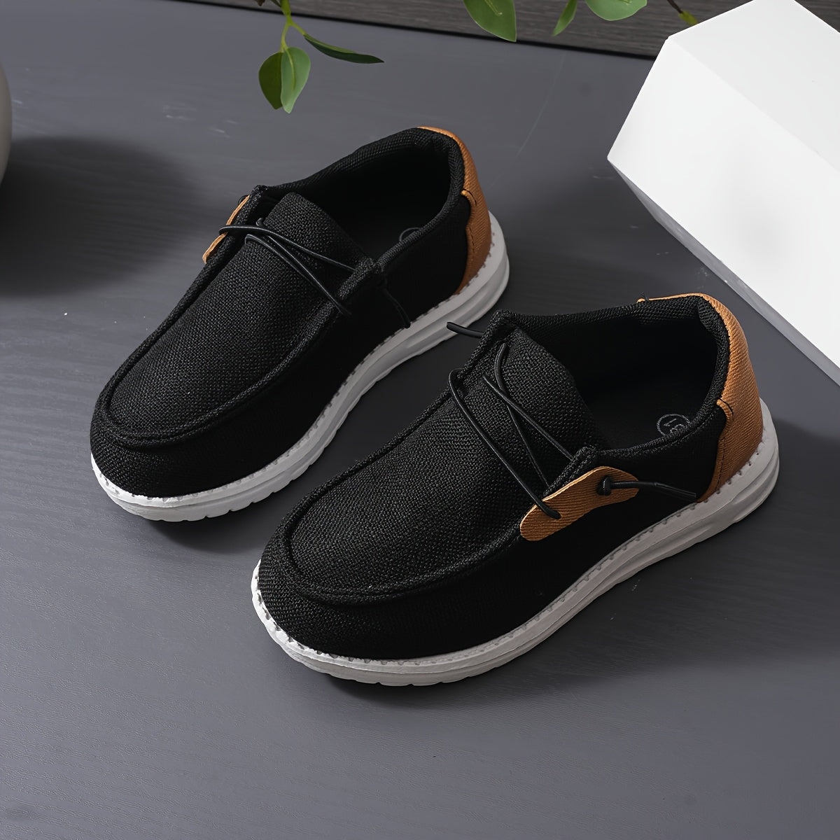 Stylish, breathable sneakers for men, perfect for outdoor activities.