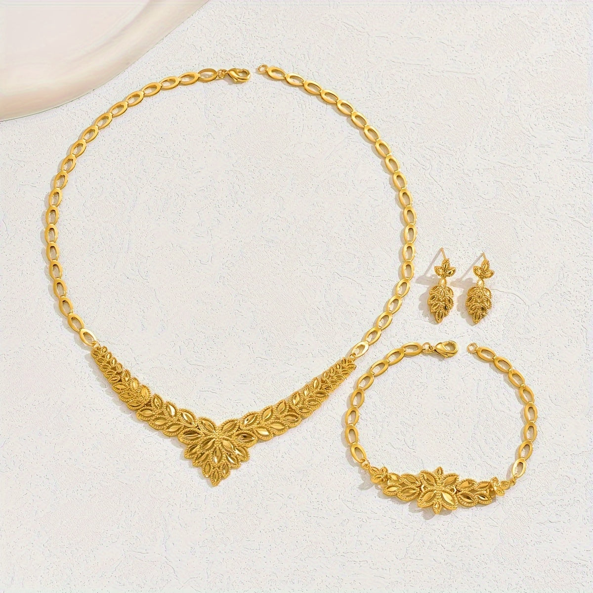 New arrivals for Ramadan in the Middle Eastern region: a stylish three-piece set including a necklace, earrings, and bracelet. This exquisite wedding jewelry is perfect for brides looking for a fashionable, elegant, and luxurious touch to their evening