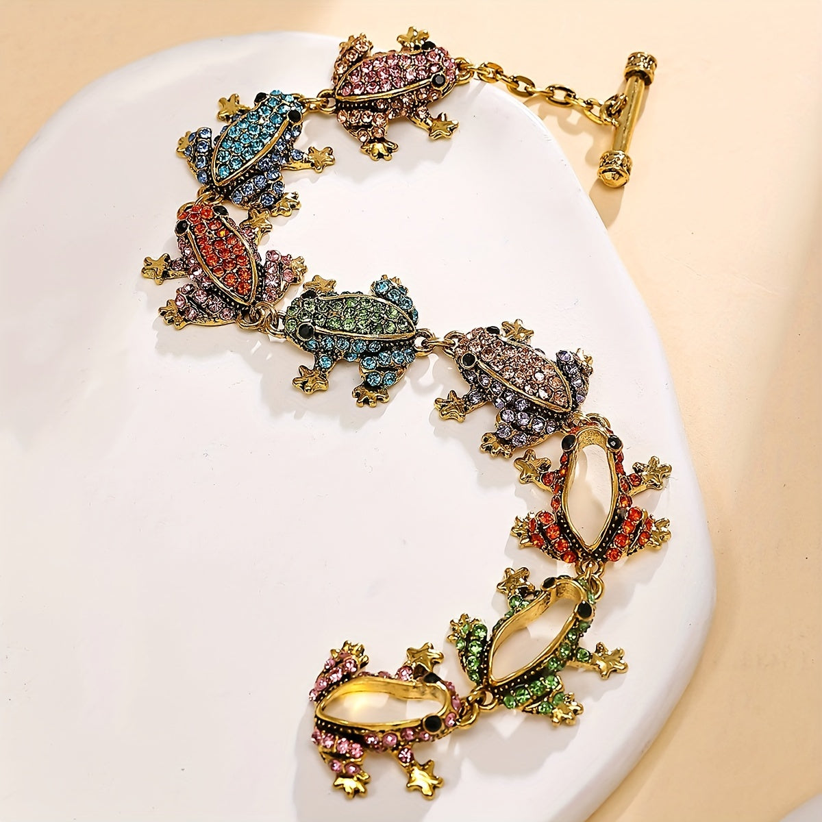 Vintage Frog Charm Bracelet with Chic Elegance - Featuring Shimmering Rhinestone Details, Crafted from Zinc Alloy, Ideal for Everyday Wear and Festive Events, Adds a touch of Allure