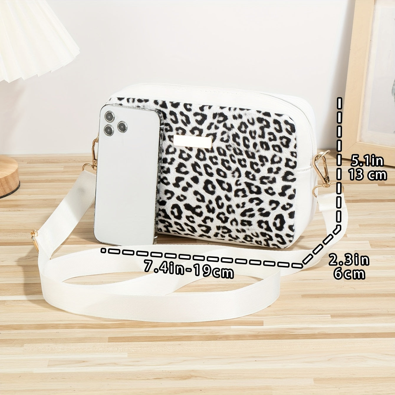 During back-to-school season in the Guangzhou production area, fashionable women's small square bags in European and American leopard print style are available. These versatile shoulder