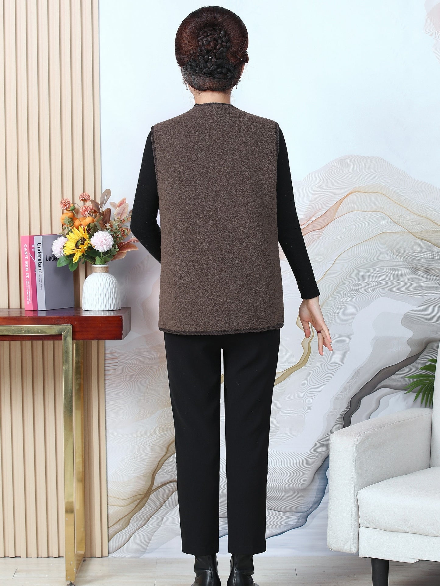 Warm and stylish fleece-lined vest with pockets for women.