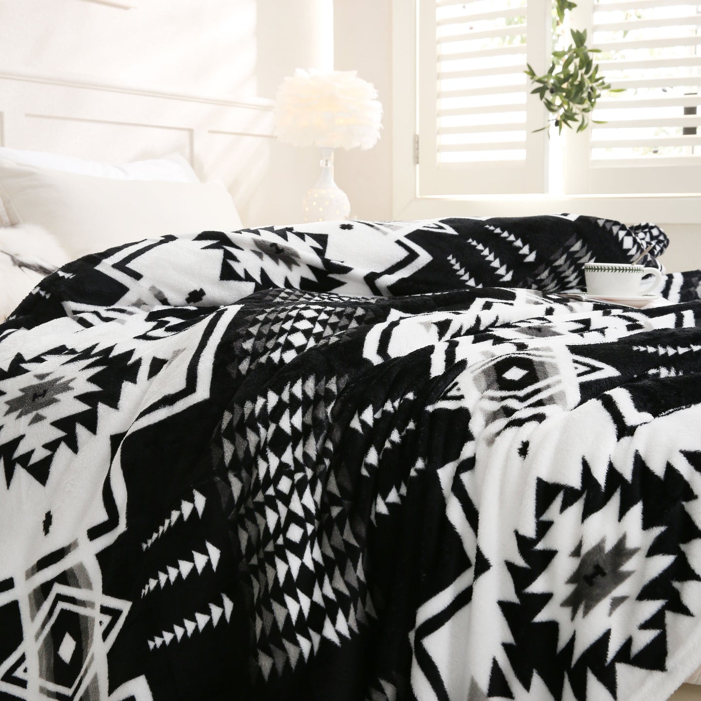 A multipurpose gift blanket for all seasons, this ethnic style geometric print flannel blanket is perfect for couches, sofas, offices, beds, camping, and travel. Measuring 1 piece and weighing 200gsm, this soft and warm throw blanket is perfect for