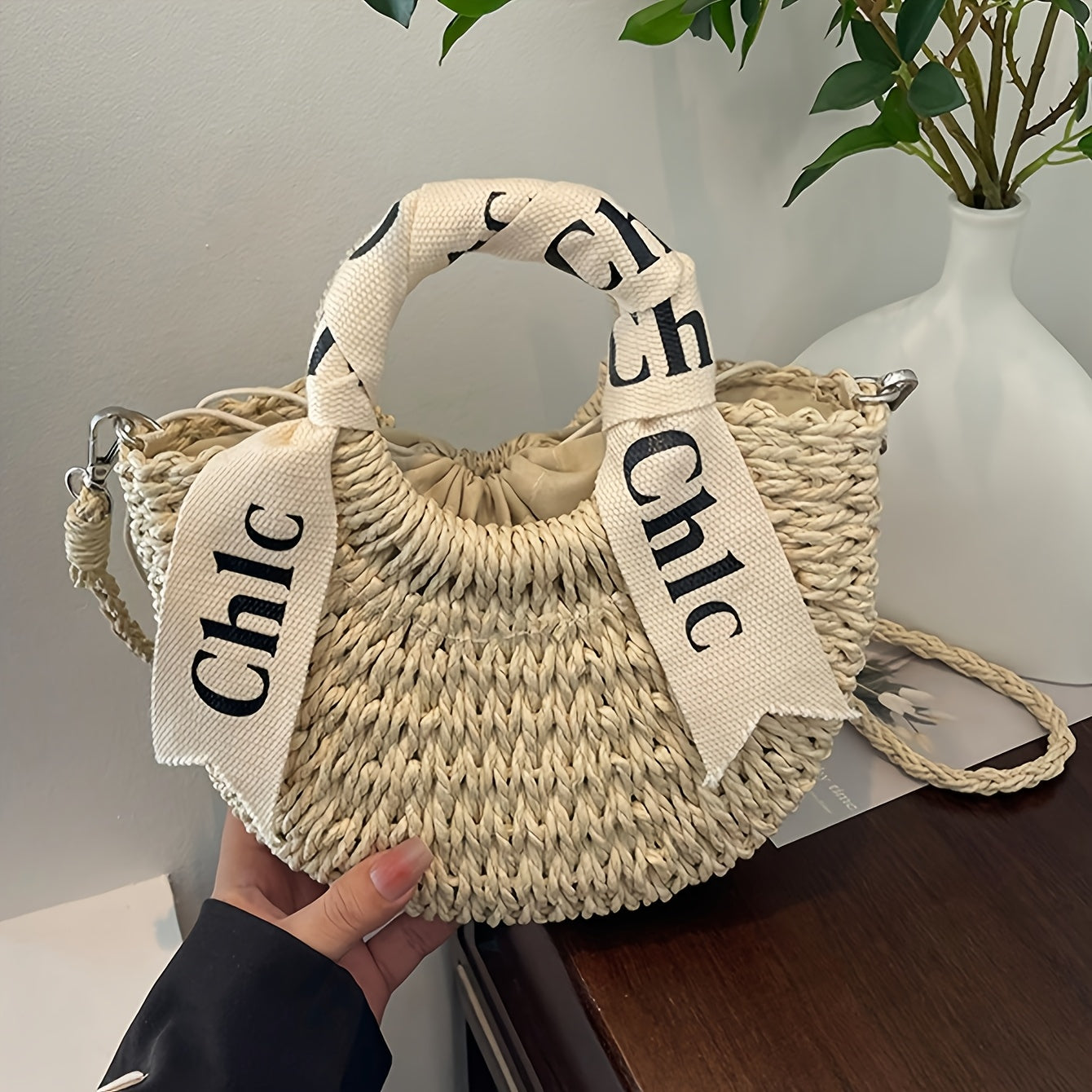 Fashionable women's handbag suitable for shopping, dating, parties, and work commuting, can be worn as a crossbody or shoulder bag, made of straw woven material.