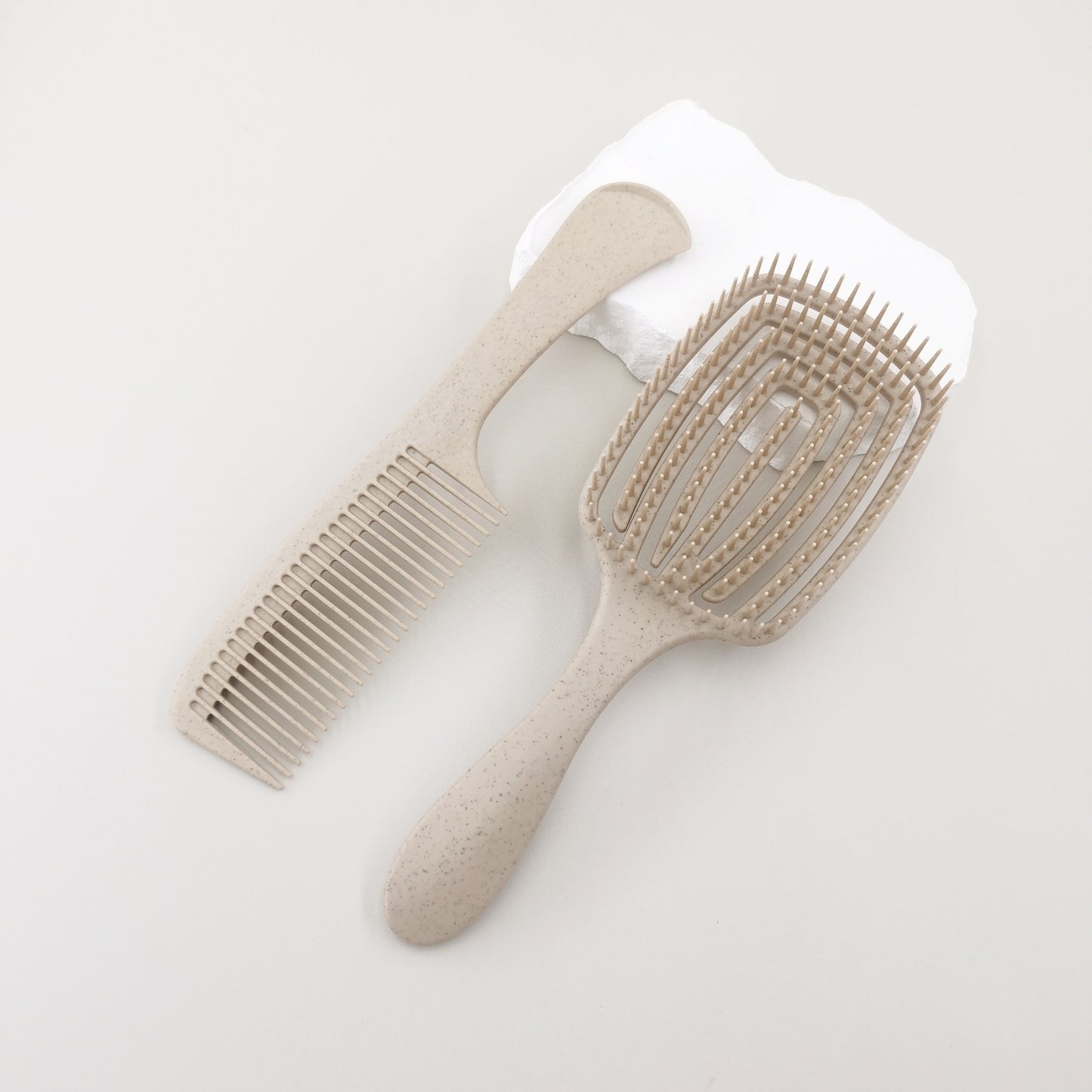 Detangling brush which comes with a large teeth comb, pressure massage hairbrush and can be used for both wet and dry hair. Made with ABS plastic handle and comes in a boxed set.