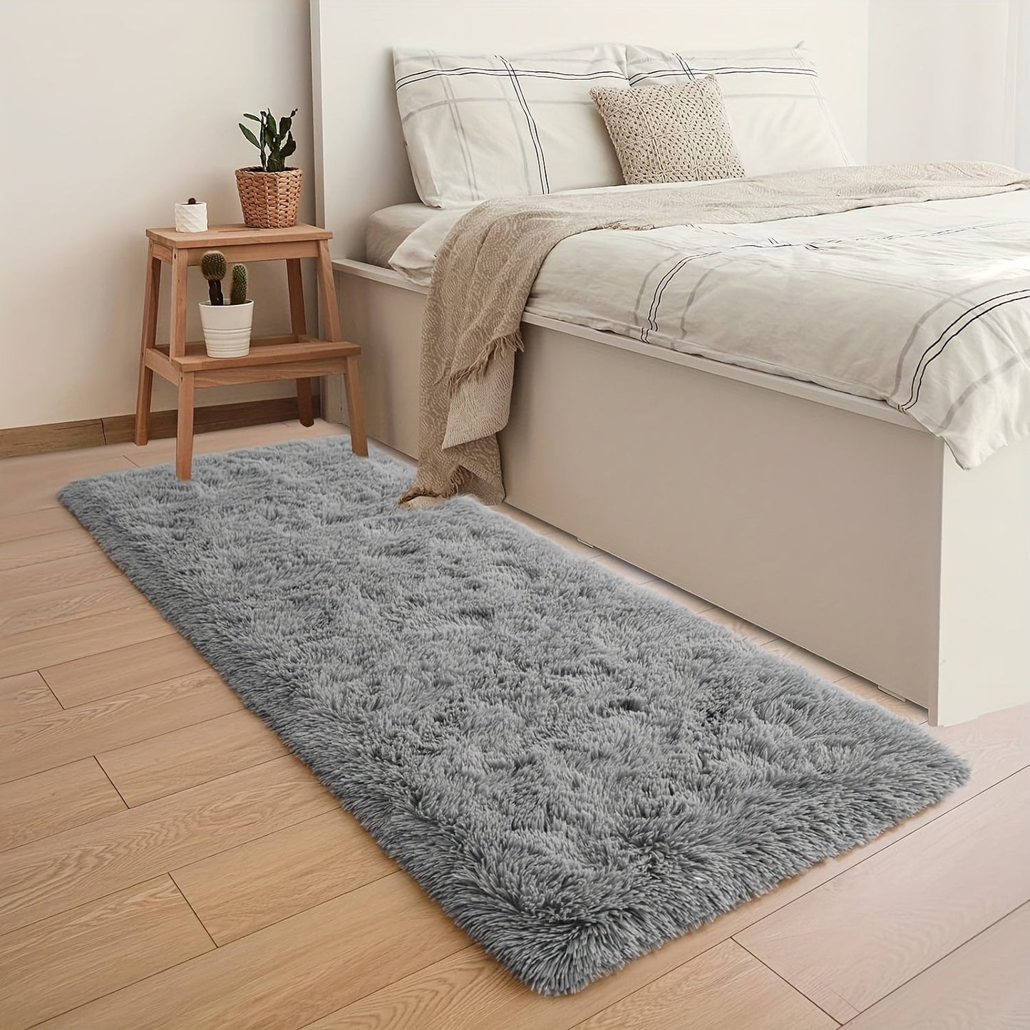 Plush mat, ideal for indoor decoration, warm and inviting. It is soft and sturdy, with easy maintenance and lightweight portability. Suitable for various areas such as beside the sofa, bed, bay window, or in front of a shoe changing stool. Available in