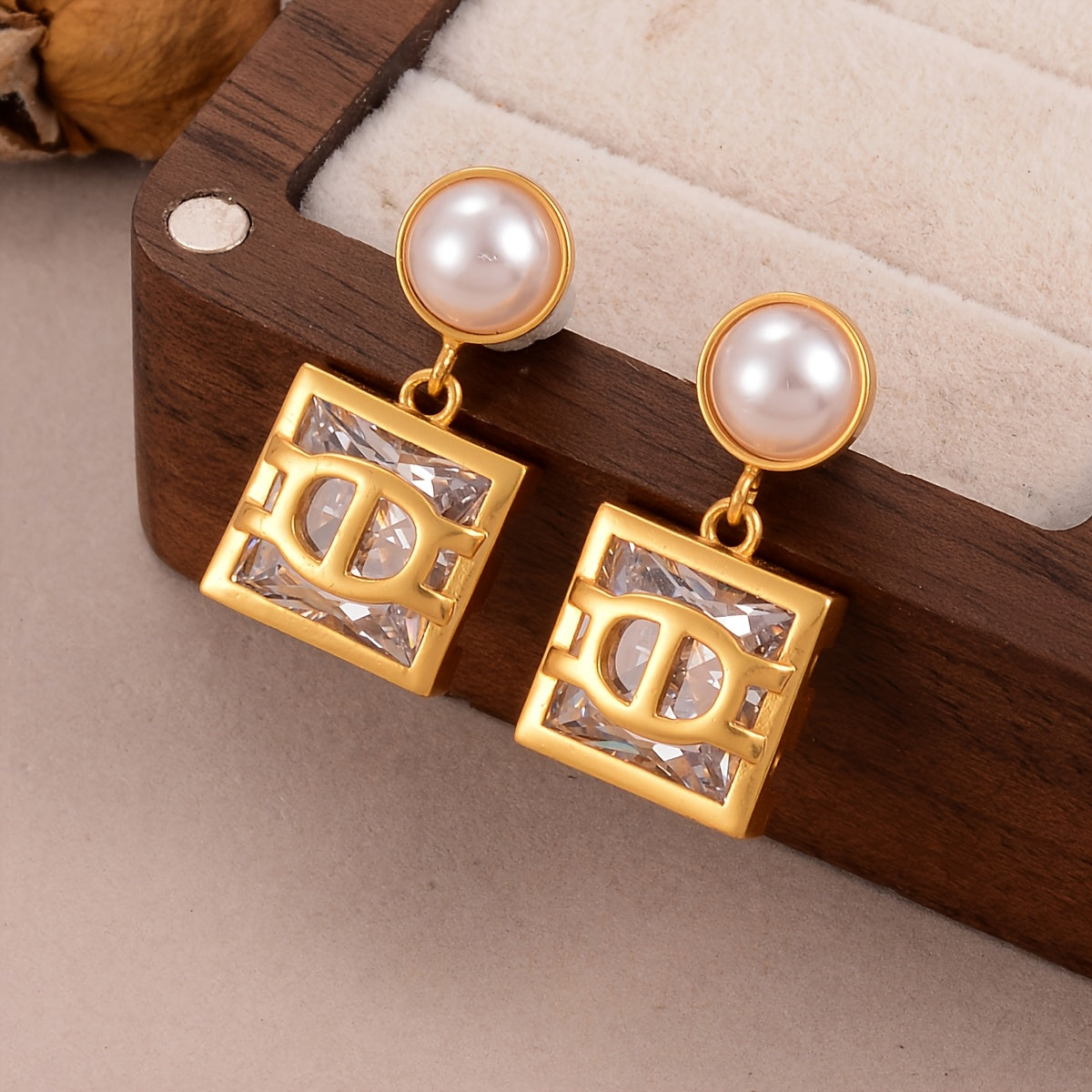 Square pearl drop earrings in vintage French style featuring a 925 silvery needle, lustrous freshwater pearl inlay, and a copper body. Ideal for everyday wear or as a thoughtful gift.