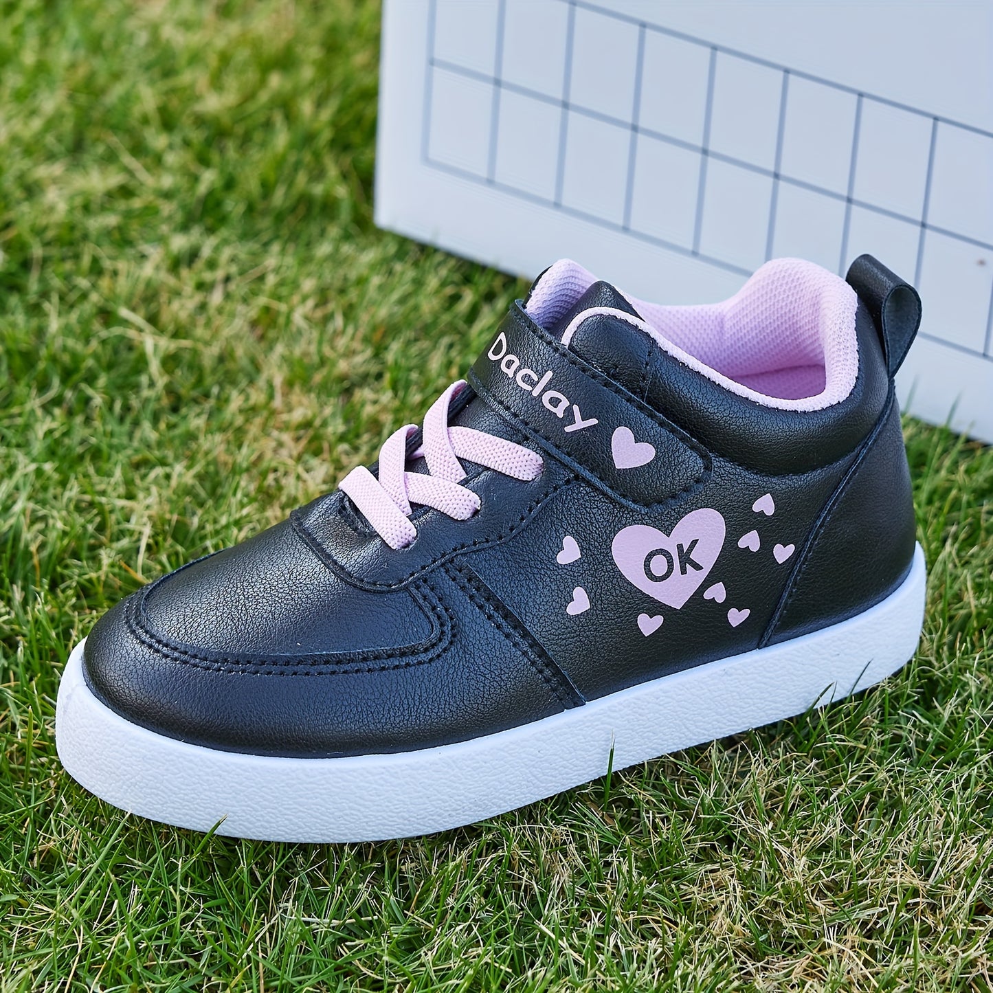 Girls' heart pattern sneakers, comfy non-slip skateboard shoes for all seasons.