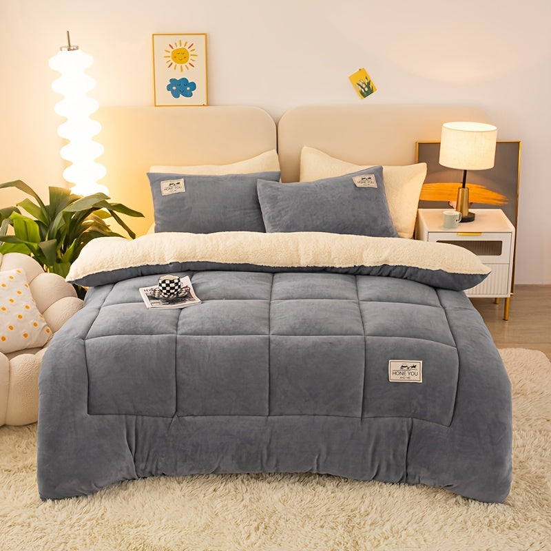 This reversible comforter features a lodge style design with a plush milk velvet bread grid pattern on one side and a cozy 190Gsm heavy weight sherpa fleece quilt core on the other. Made from polyester, this comforter is machine washable and provides