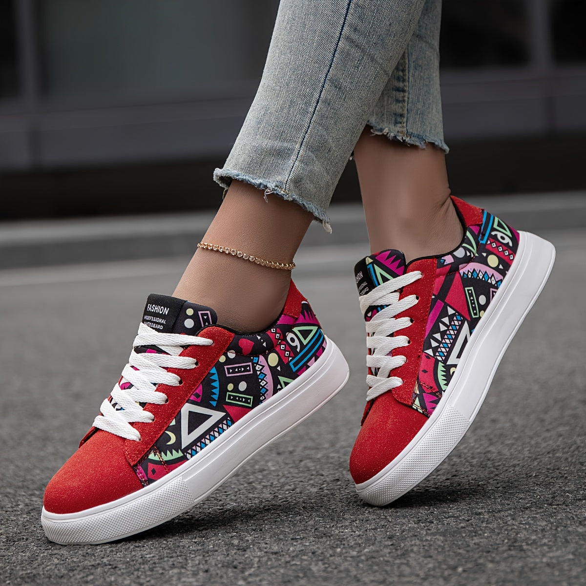 Geometric pattern casual skate shoes for women, versatile, lightweight, anti-slip, for outdoor sports and daily wear.