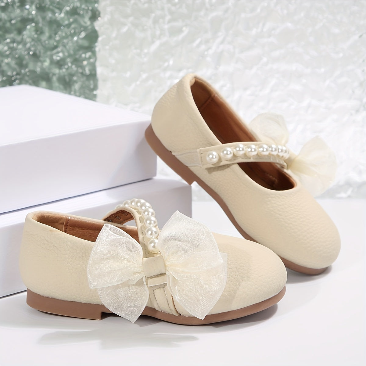 Stylish pearl bow Mary Jane shoes for girls, perfect for parties and weddings. Lightweight and breathable for spring and summer.