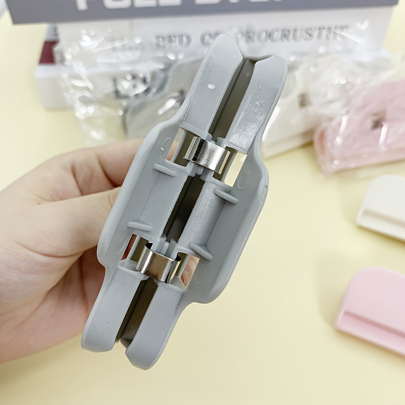 3 pieces or 5 pieces of sealing clips for the kitchen, designed specifically for sealing snacks and food bags. These strong plastic clips provide a tight seal to keep your food fresh and protected from moisture. The set includes both regular-sized and