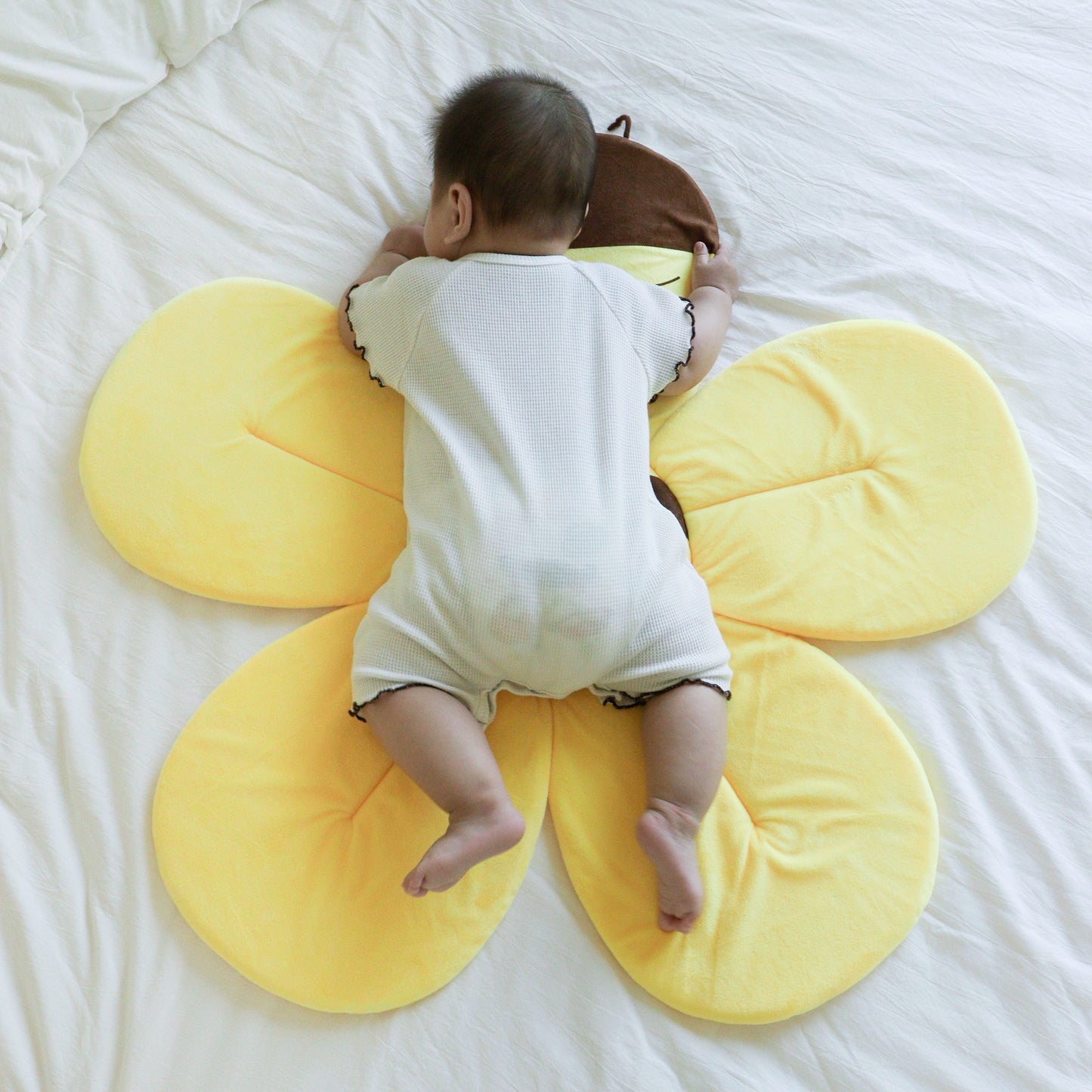 The Dearchuu Plush Bee Children's Bath Mat - Gentle, Grippy, Versatile for Children & Toddlers - Ideal for Bathing & Rest Time, Simple to Wash