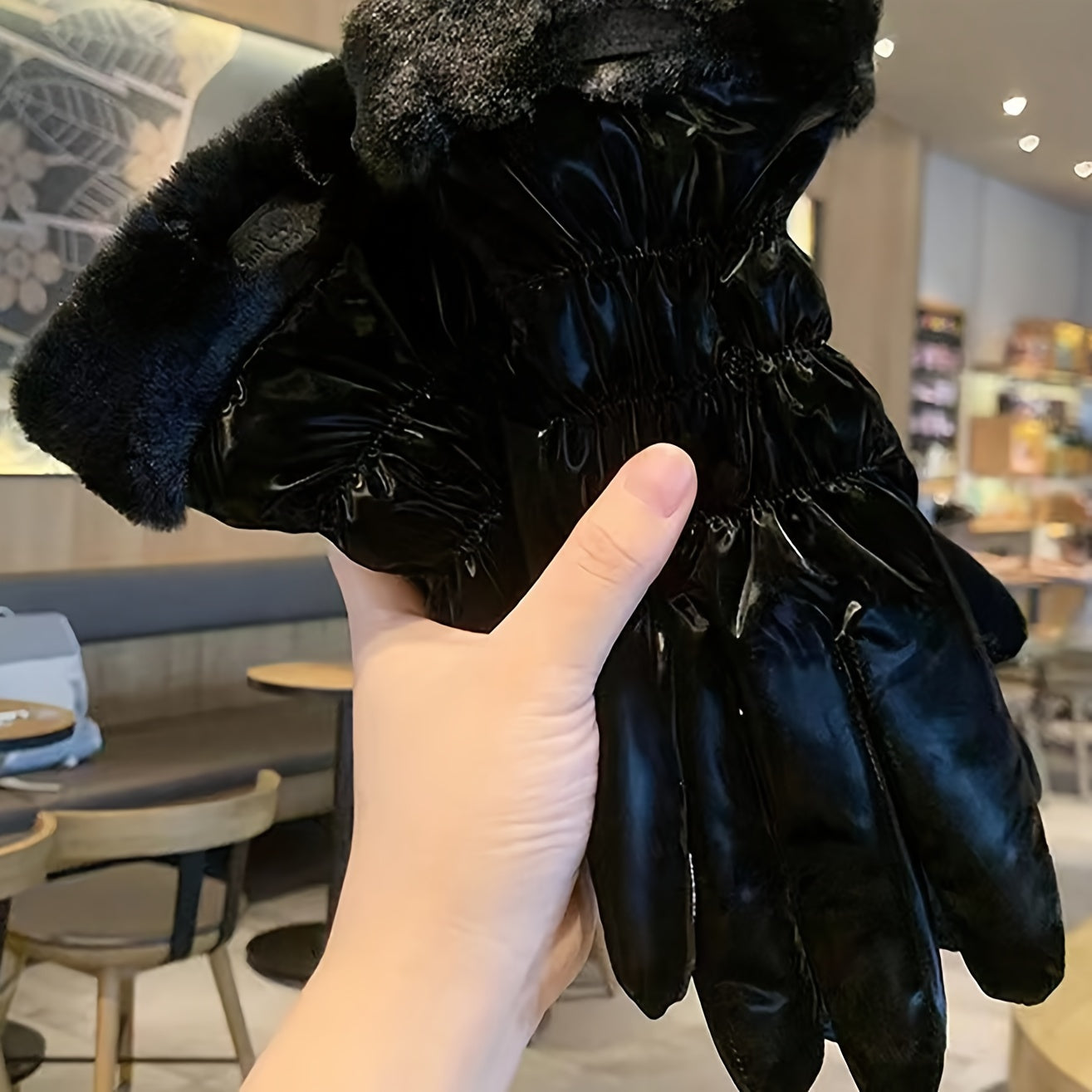 Winter gloves for women that are touchscreen-compatible, featuring a thick and warm fleece lining ideal for skiing, cycling, and outdoor activities.