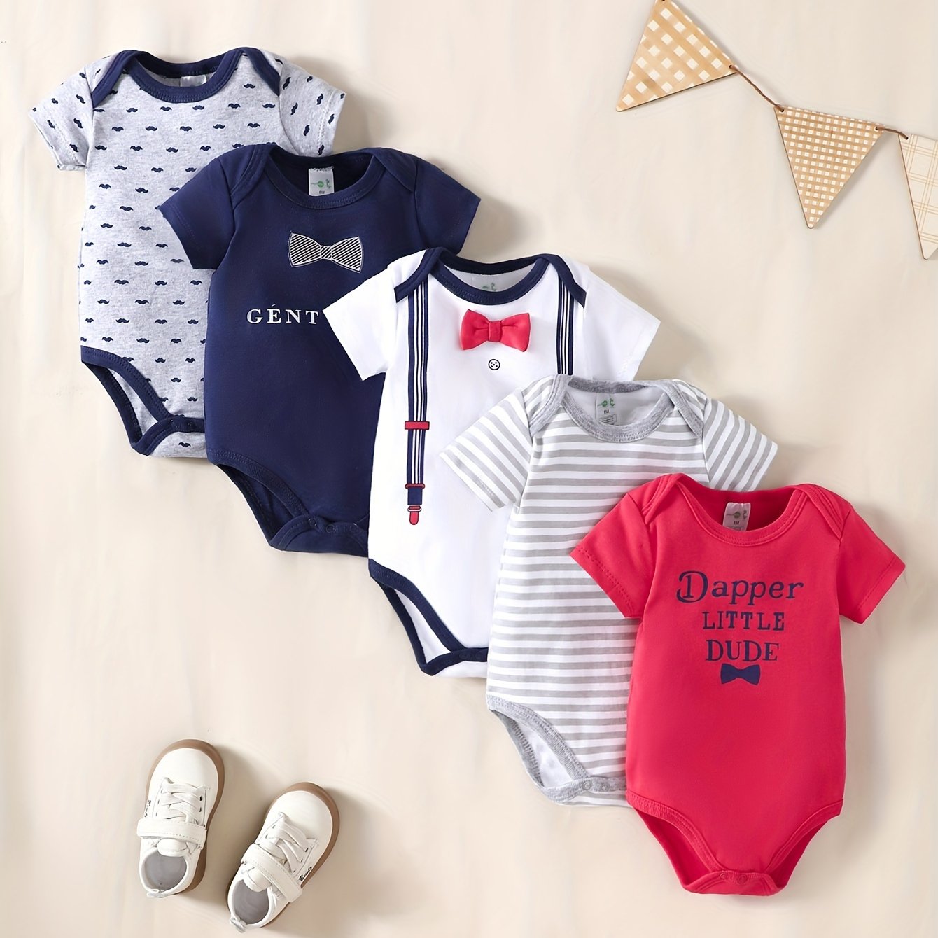 New boys' five-piece set of triangle onesies in multiple colors and patterns, made of soft and comfortable pure cotton, perfect for short crawls.