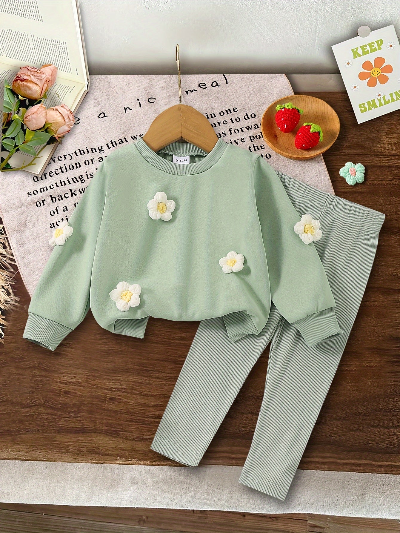 Girls' mint green sweatshirt and pants set, with warm, thick sweatshirt and loose, comfortable pants. Easy to match and ideal for daily wear, travel, and outdoor activities in spring