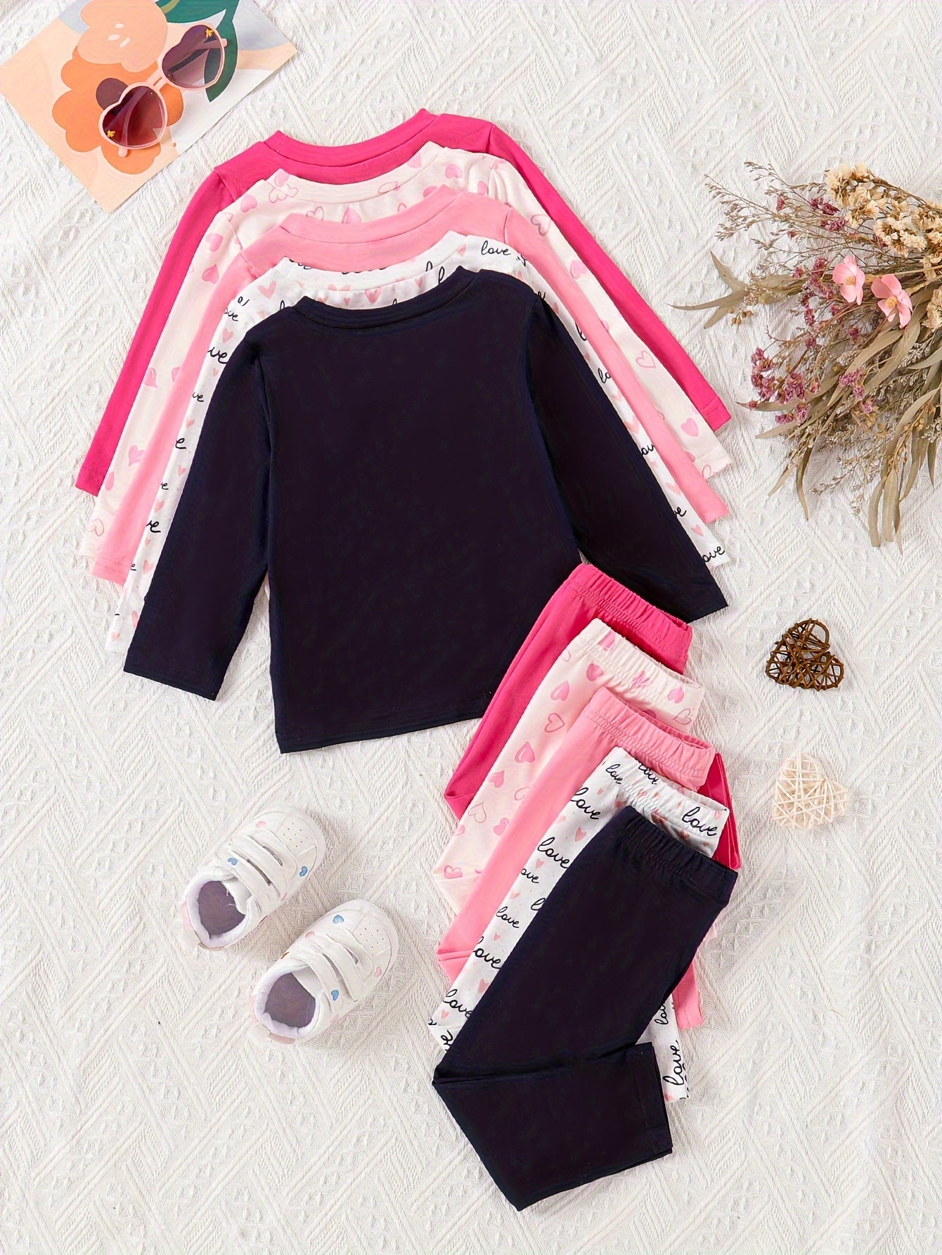 10-piece girl's casual long-sleeved top and pants set with cute love letter and print. Comfortable stretch fabric, suitable for daily wear or outdoor activities in spring and autumn.