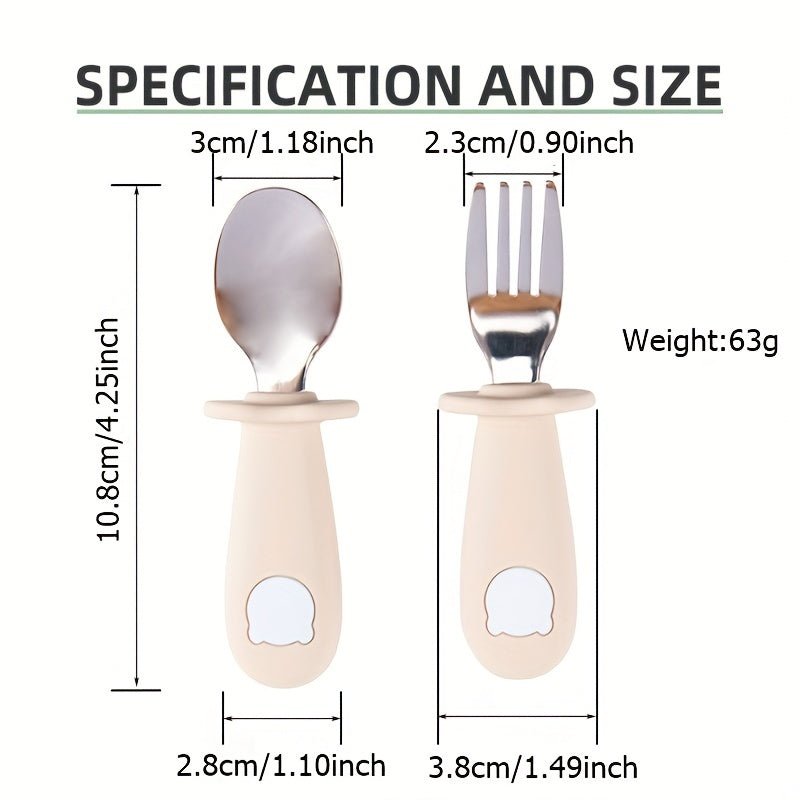 Этот набор столовых приборов для малышей включает в себя прочную и безопасную детскую вилку и ложку из нержавеющей стали. Набор упакован в пленку и имеет милую ручку с рисунком панды, выполненную из силикона пищевого качества.