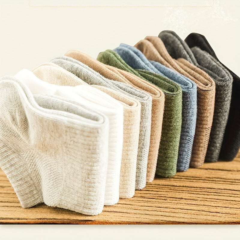 10 pairs of versatile, comfortable boat socks in mixed solid colors.