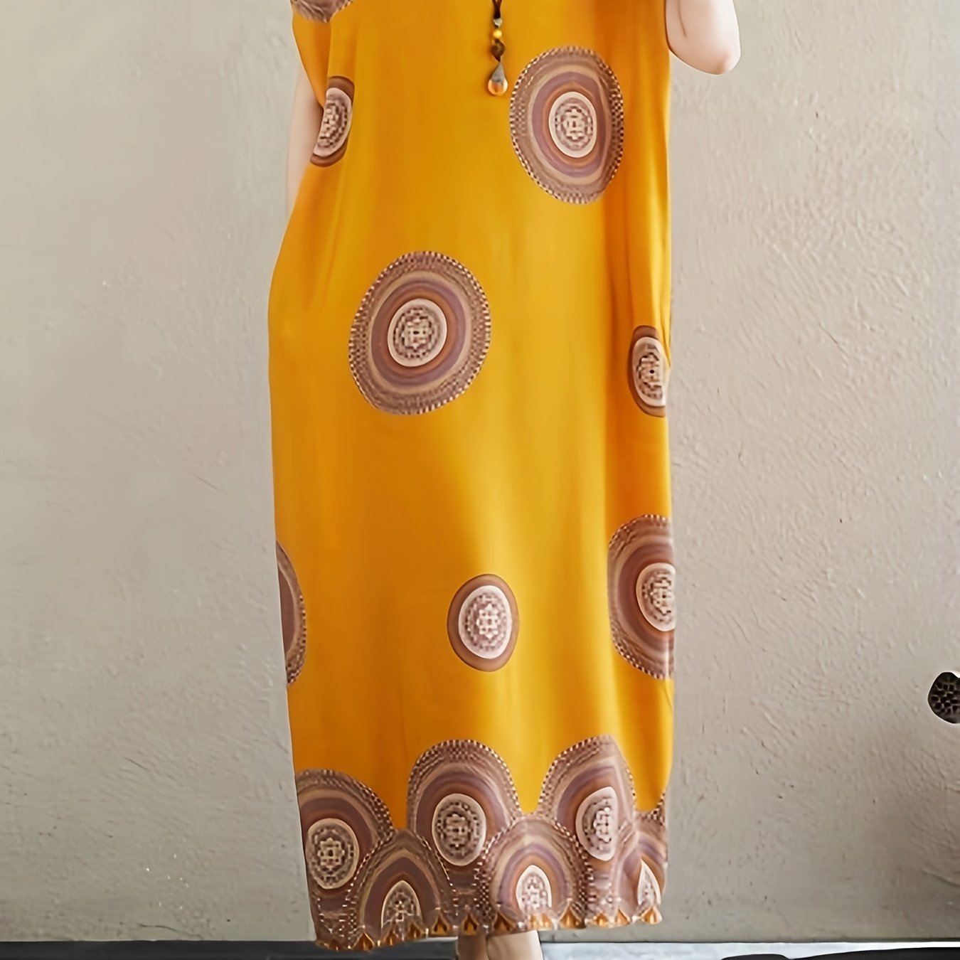 Bohemian style maxi dress in plus size with V-neck and pockets. Made of woven rayon viscose fabric with slight stretch, perfect for vacation wear all year round.