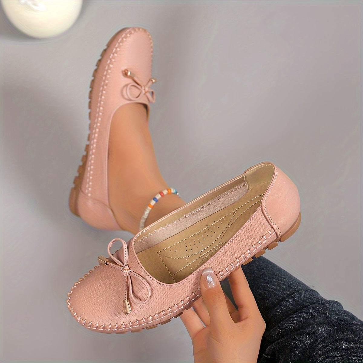 Women's bow flat shoes with solid color and soft soles, ideal for casual and comfortable everyday wear. Stylish and lightweight.