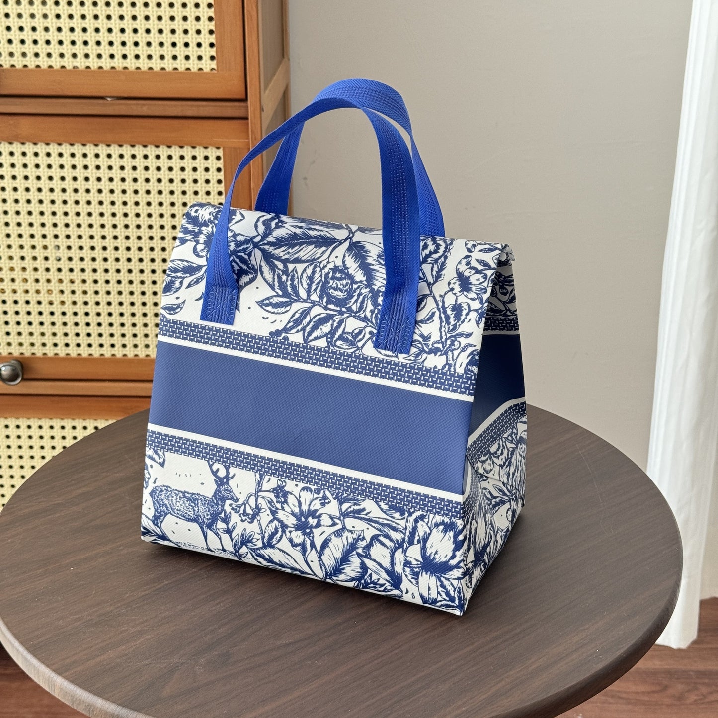 10 pieces of extra large insulated pizza delivery bags in a blue and white floral/deer pattern. These reusable polypropylene cooler totes feature a flip-top lid, perfect for catering, picnics, and food service takeout. The sturdy handle makes it easy to