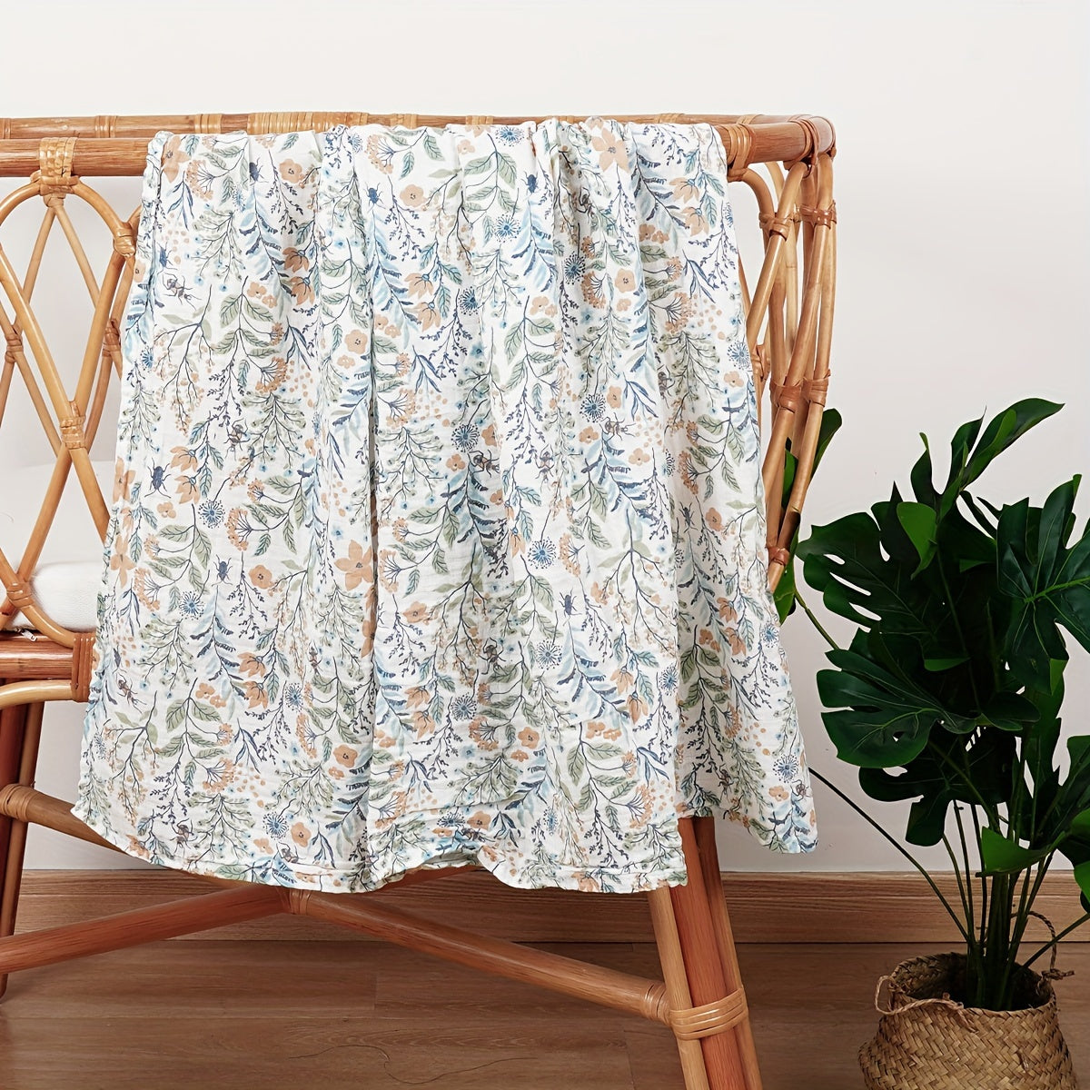 1 piece of Muslin Cotton Blanket, perfect for keeping cool in the summer. Ideal for using as an air conditioning quilt or as a cozy throw blanket in the living room.